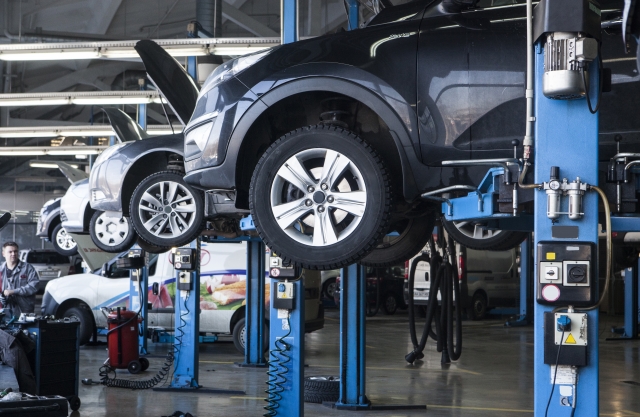 自動車工場と複数の車