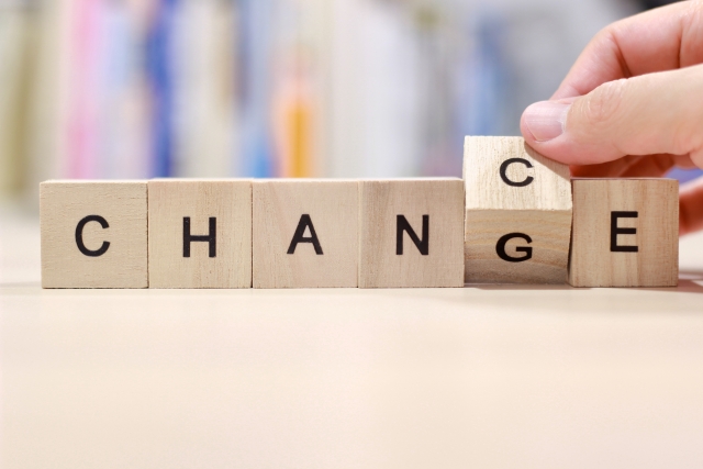 CHANGEとかかれた積み木