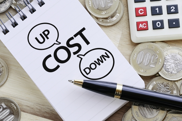 COSTの文字列と小銭とボールペン