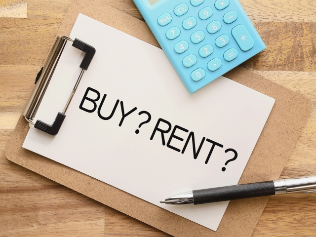 BUY？RENT？が書かれた紙とボールペン