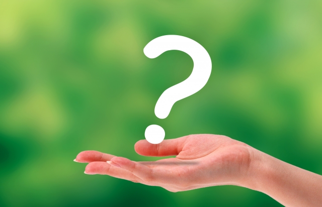 ハテナを持つ手元