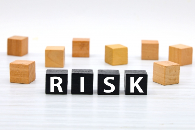 RISKの文字列が書かれた積み木