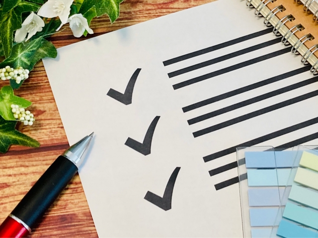 チェックリストが書かれた紙とボールペン