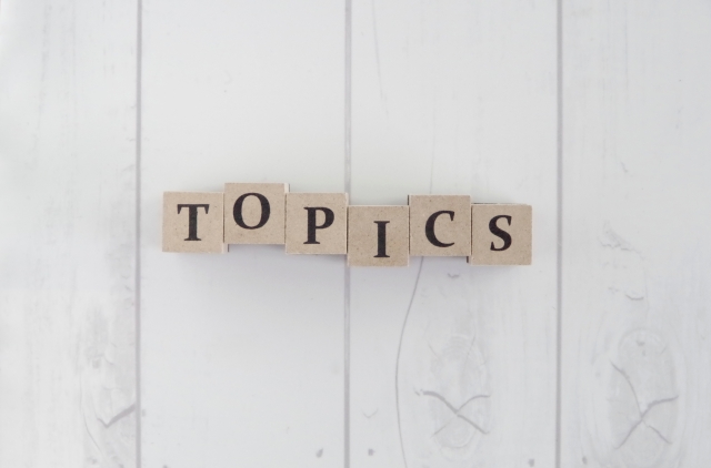 TOPICSの文字列が書かれた積み木