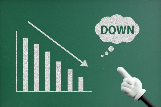 価格が下るイメージ　下降する棒グラフ