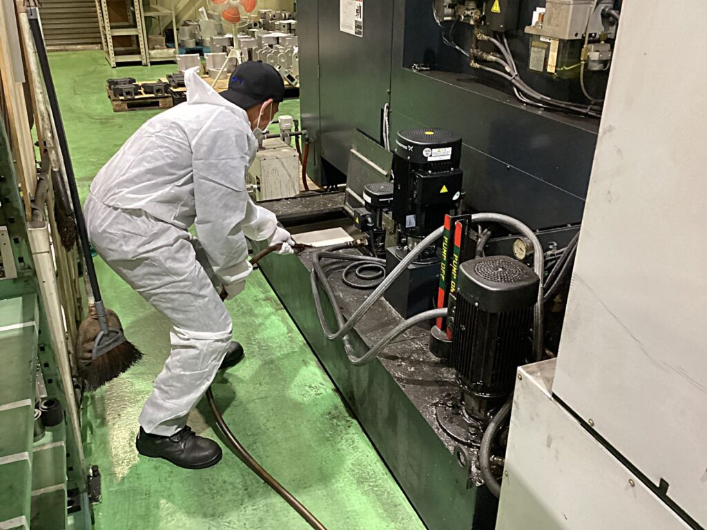 クーラントタンクの清掃作業