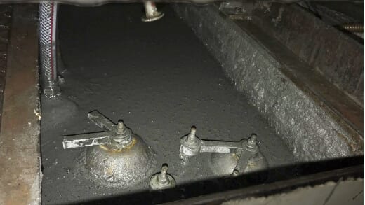 スラッジが堆積したタンク