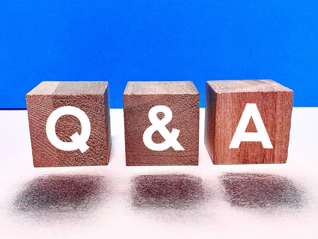 Q&Aと書かれた木のブロック